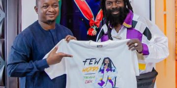 Le ministre Moussa Moïse Sylla reçoit Takana Zion pour la présentation de son album « Few Words »